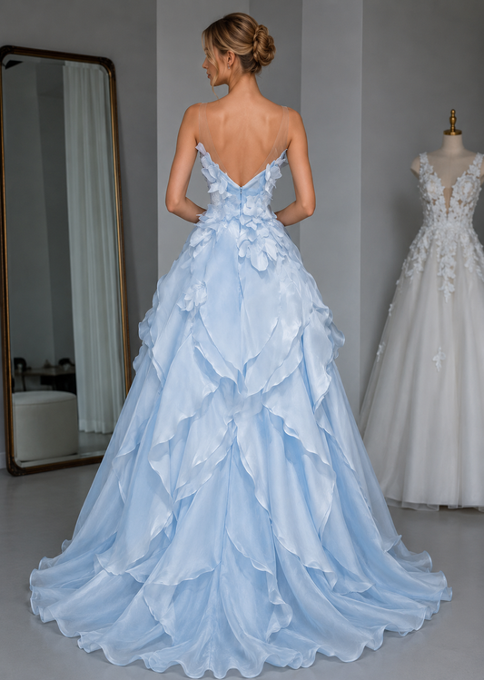 Robe de bal en tulle bleu avec décolleté illusion et appliqués