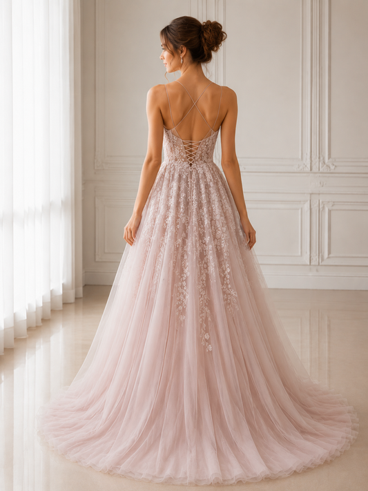 Robe de bal en tulle rose à fines bretelles, appliques et dos croisé