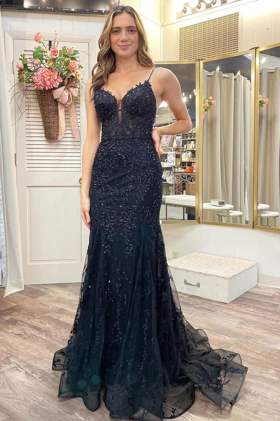 Black Appliques Plunge V Lace-Up Trumpet Prom Gown Black Appliques Plunge V Lace-Up Trumpet Prom Gown