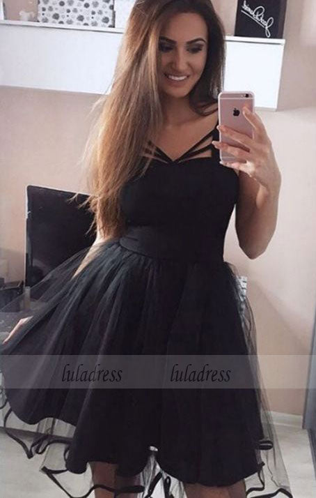 Robe de bal noire au-dessus du genou, coupe trapèze, col en V avec plis