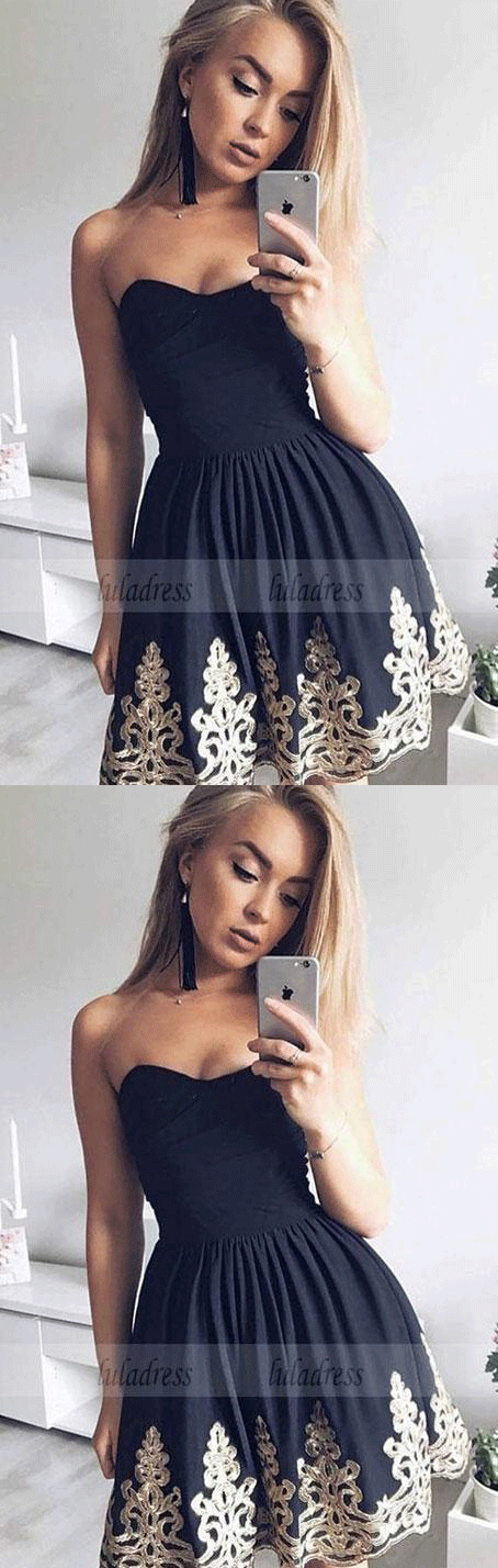 Robe de bal courte noire évasée avec appliques plissées et décolleté en cœur