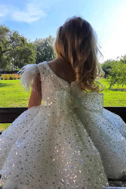 Robe de demoiselle d'honneur à paillettes blanches, magnifiques, avec manches courtes et plumes