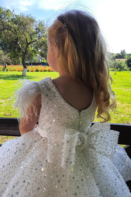 Robe de demoiselle d'honneur à paillettes blanches, magnifiques, avec manches courtes et plumes