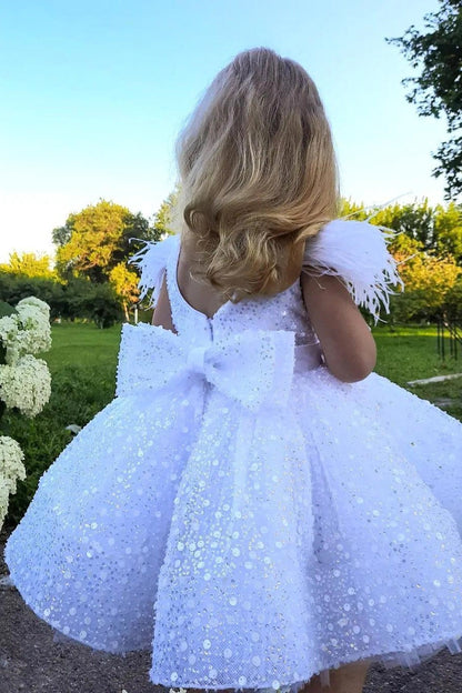 Robe de demoiselle d'honneur à paillettes blanches, magnifiques, avec manches courtes et plumes