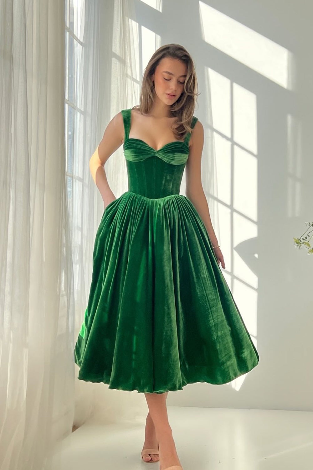 Robe de soirée élégante en velours vert, coupe trapèze, bustier cœur, longueur thé