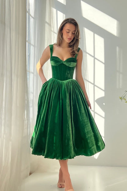 Robe de soirée élégante en velours vert, coupe trapèze, bustier cœur, longueur thé