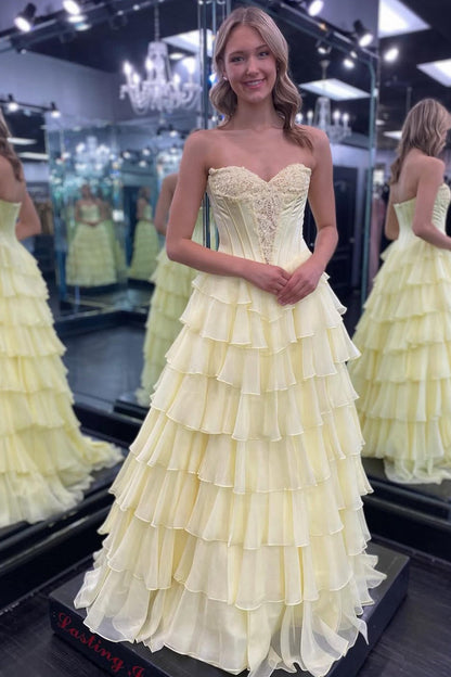 Robe de bal trapèze longue en mousseline de soie jaune jonquille avec bustier cœur et volants
