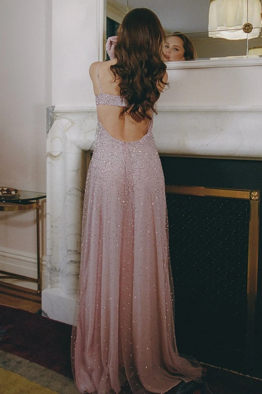Robe de bal longue lilas à sequins, bretelles spaghetti et décolleté en cœur, coupe trapèze