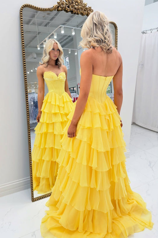 Robe de bal longue en mousseline jaune bustier coupe en A avec plusieurs niveaux et décolleté en cœur