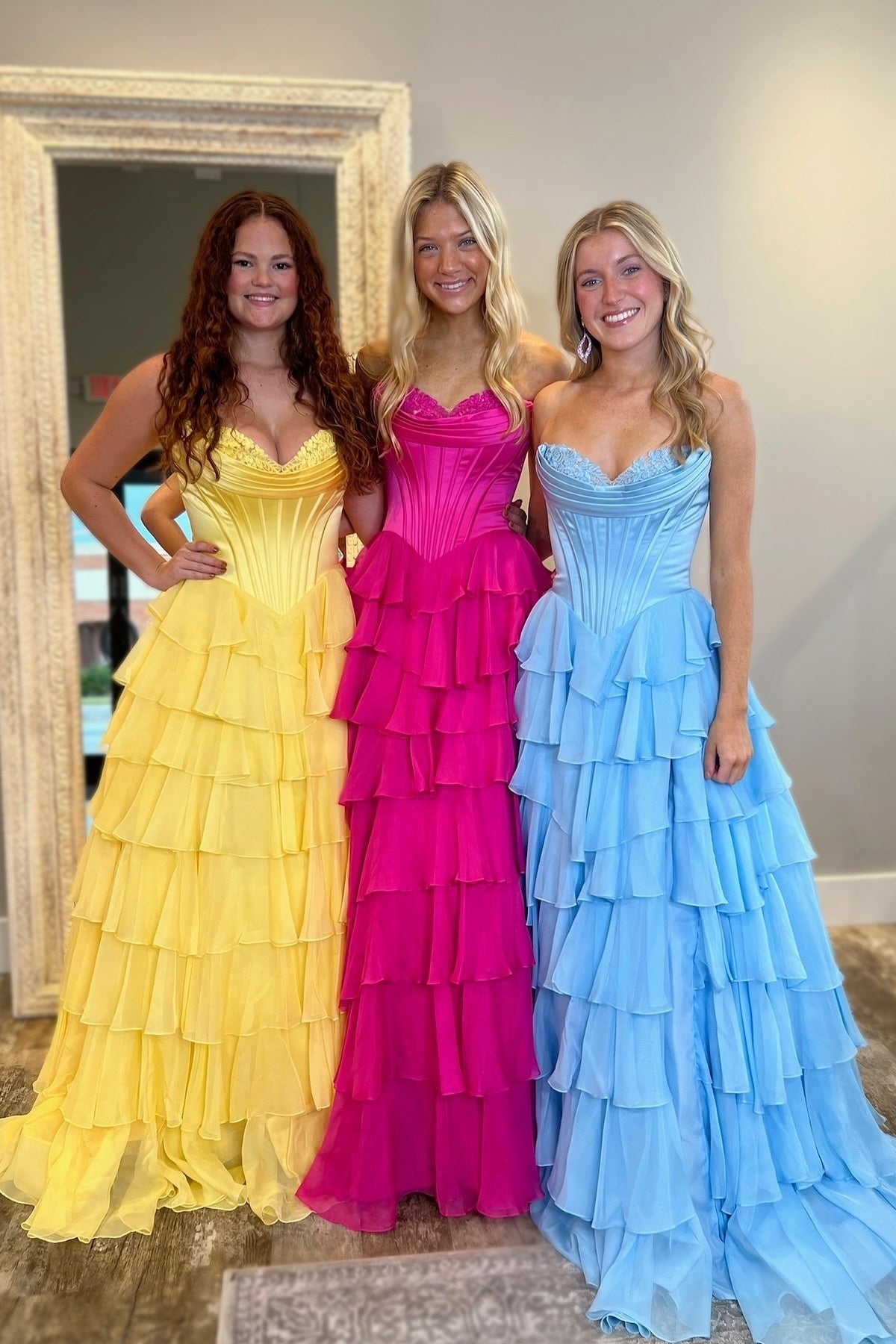 Robes de Bal Longues Évasées en Soie Jaune à Col Cœur et Niveaux