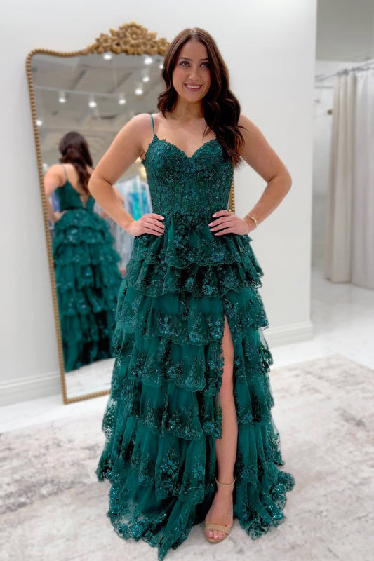 Robe de bal trapèze verte à fines bretelles, volants étagés et appliqués