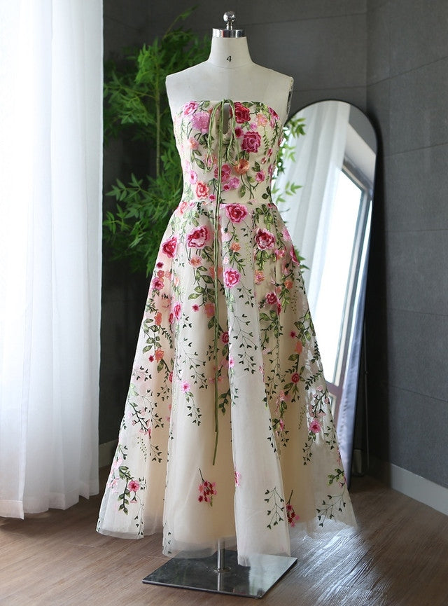 Robes de bal bustier en tulle champagne brodées de fleurs