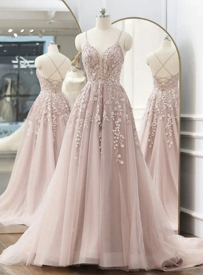 Robe de bal en tulle rose à fines bretelles, appliques et dos croisé