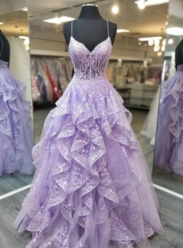 Robes de bal longues en dentelle lilas coupe droite à fines bretelles