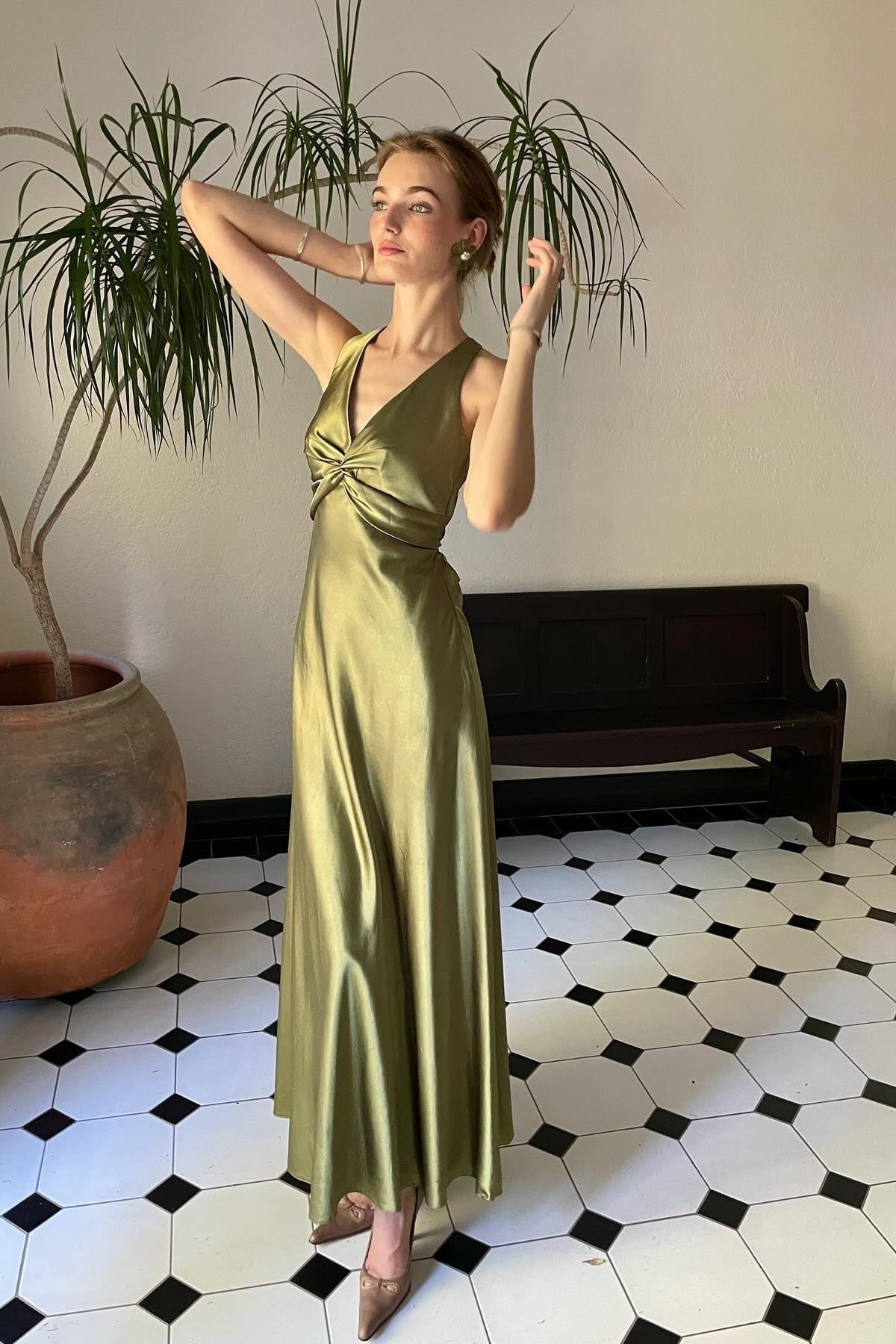 Robe de soirée sirène longue jaune dos nu avec col halter