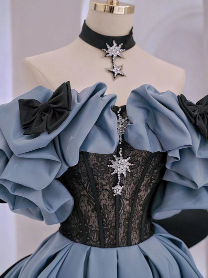 Robes de bal sans bretelles en satin bleu et dentelle noire coupe trapèze