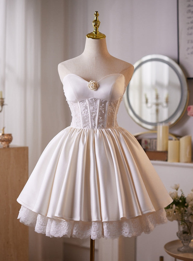 Robes de bal courtes sans bretelles en satin et dentelle ligne A ivoire