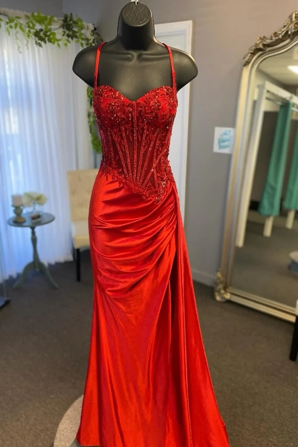 Superbes robes de bal sirène en satin pailleté à fines bretelles