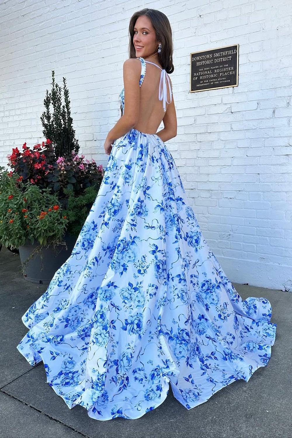 Robe longue de bal en satin imprimé floral bleu à encolure carrée et coupe trapèze