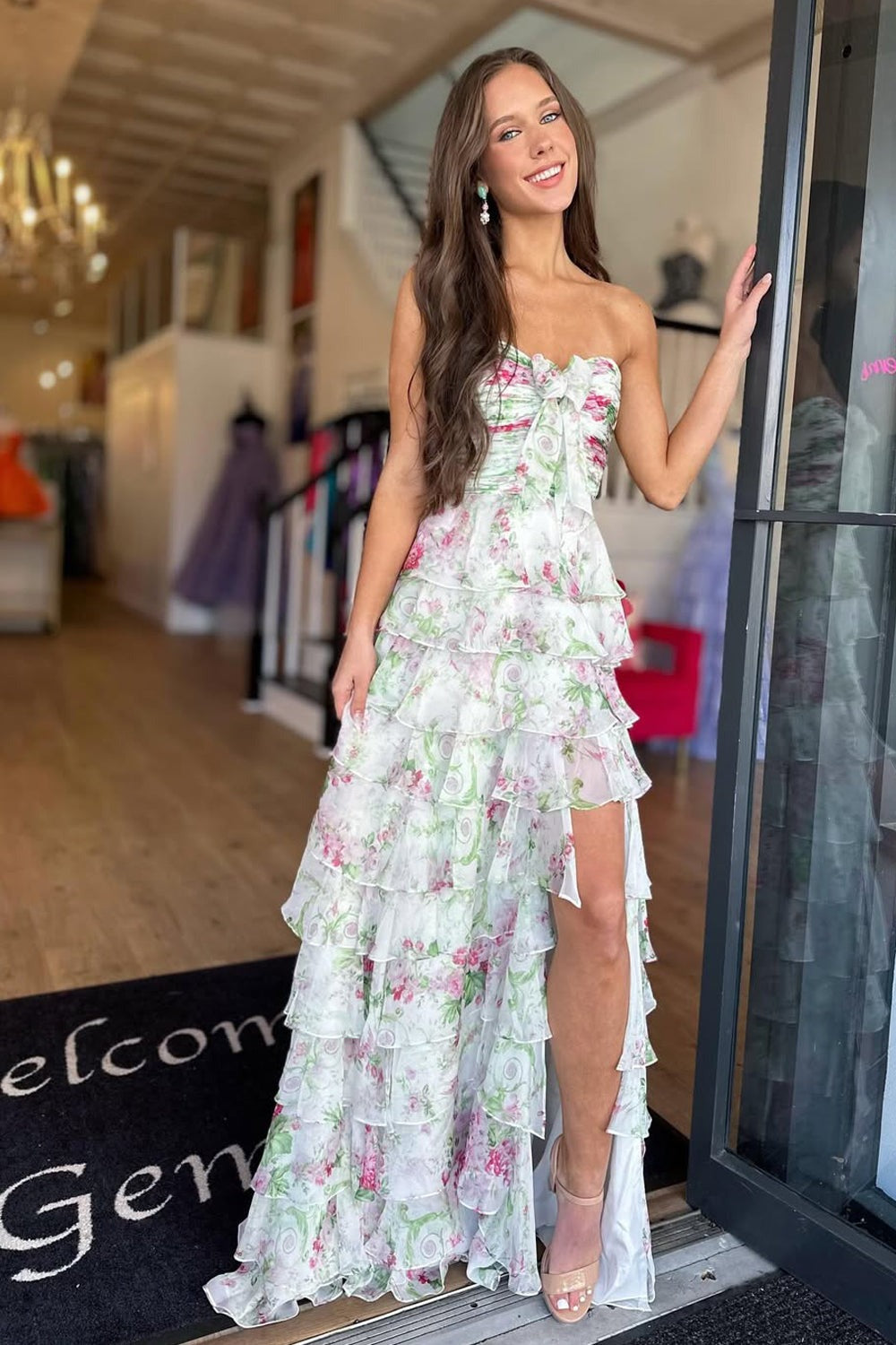 Robe de bal longue sans bretelles à volants, cœur et plis fleuris