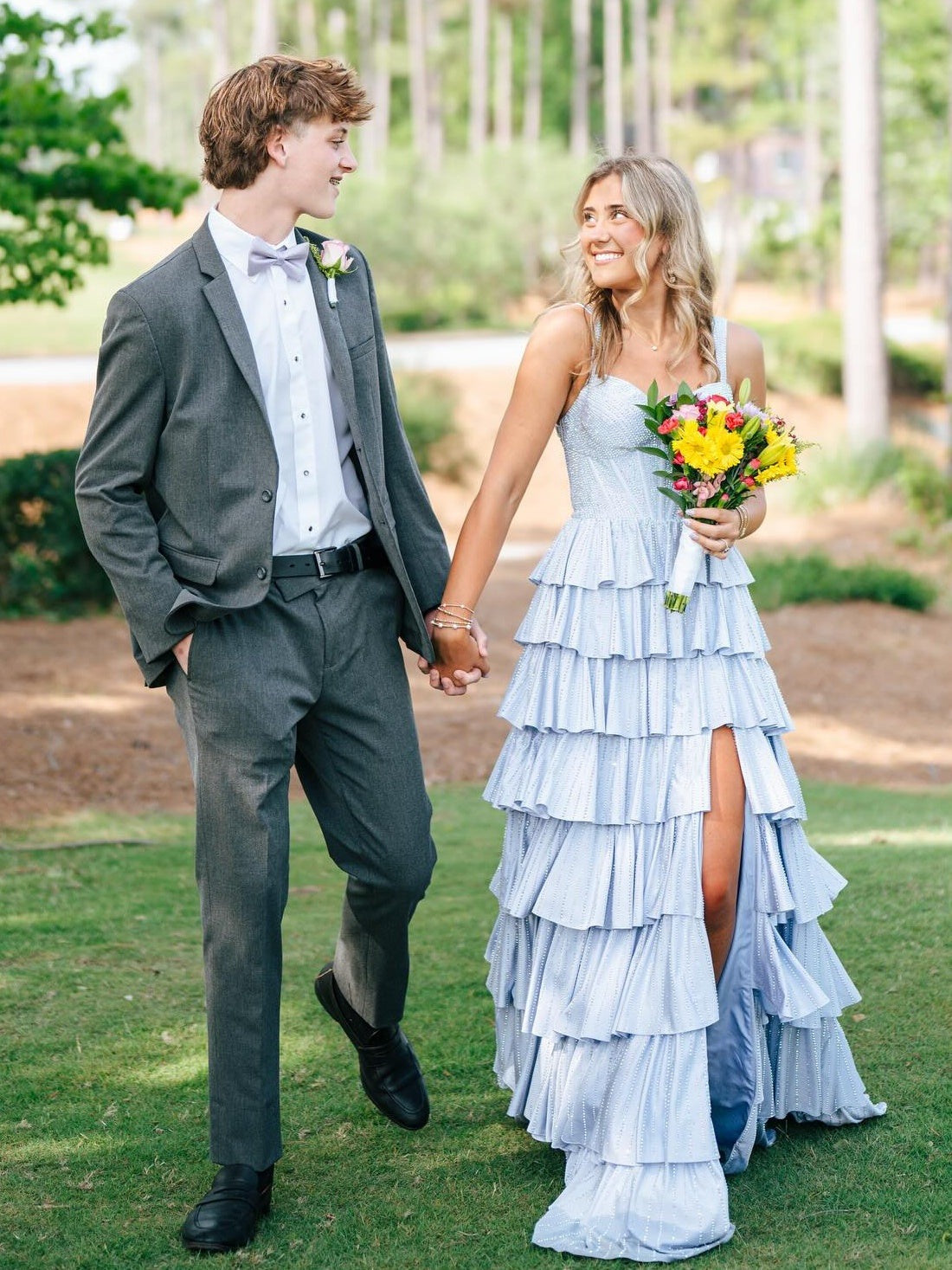 Robes de bal longues bleu roi coupe évasée, ornées de perles, épaules dénudées