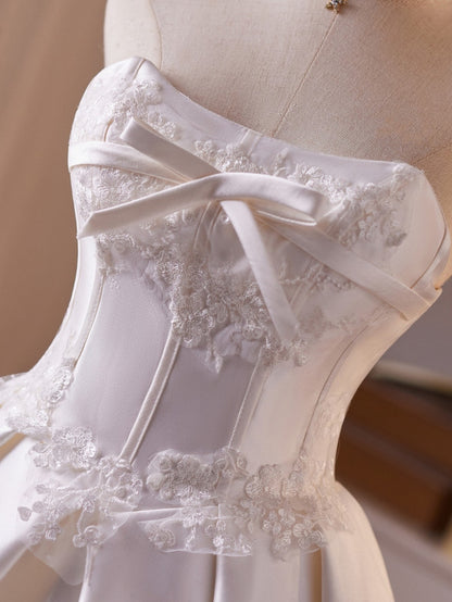 Robes Courtes de Soirée sans Bretelles en Satin Blanc avec Appliques
