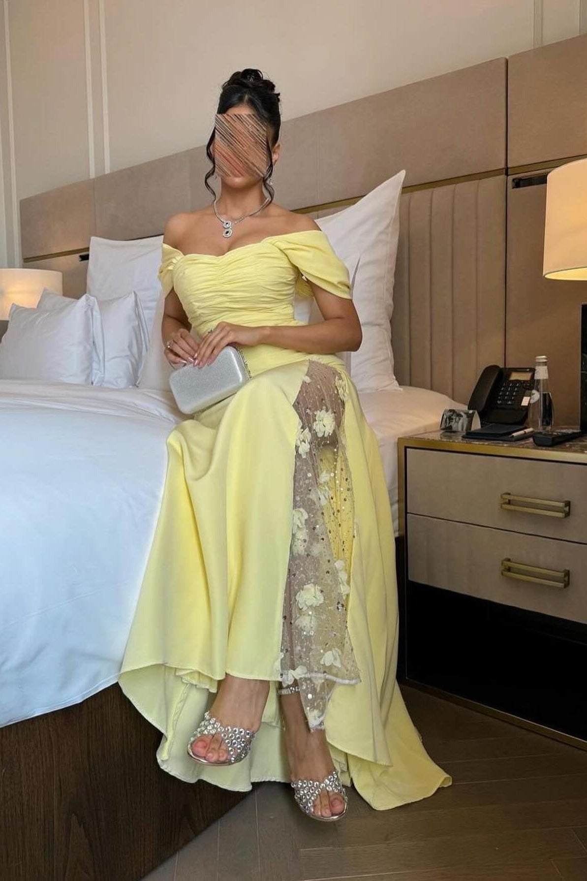Robes de soirée jaunes en satin épaules dénudées coupe sirène élégantes