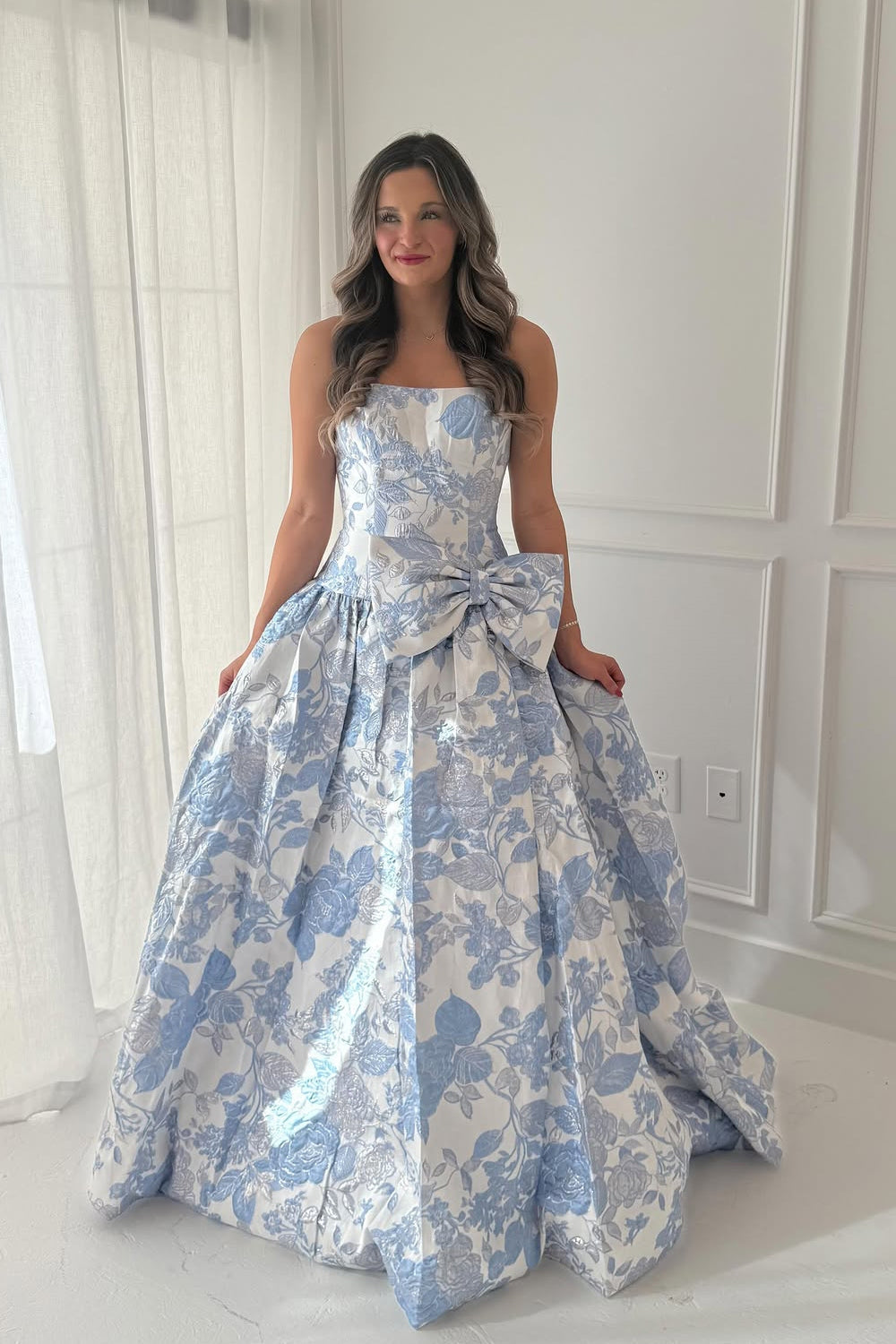 Robes de bal longues en satin jacquard sans bretelles coupe trapèze
