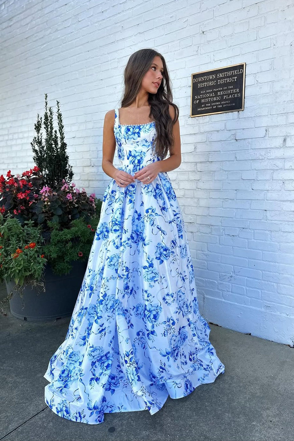 Robe longue de bal en satin imprimé floral bleu à encolure carrée et coupe trapèze