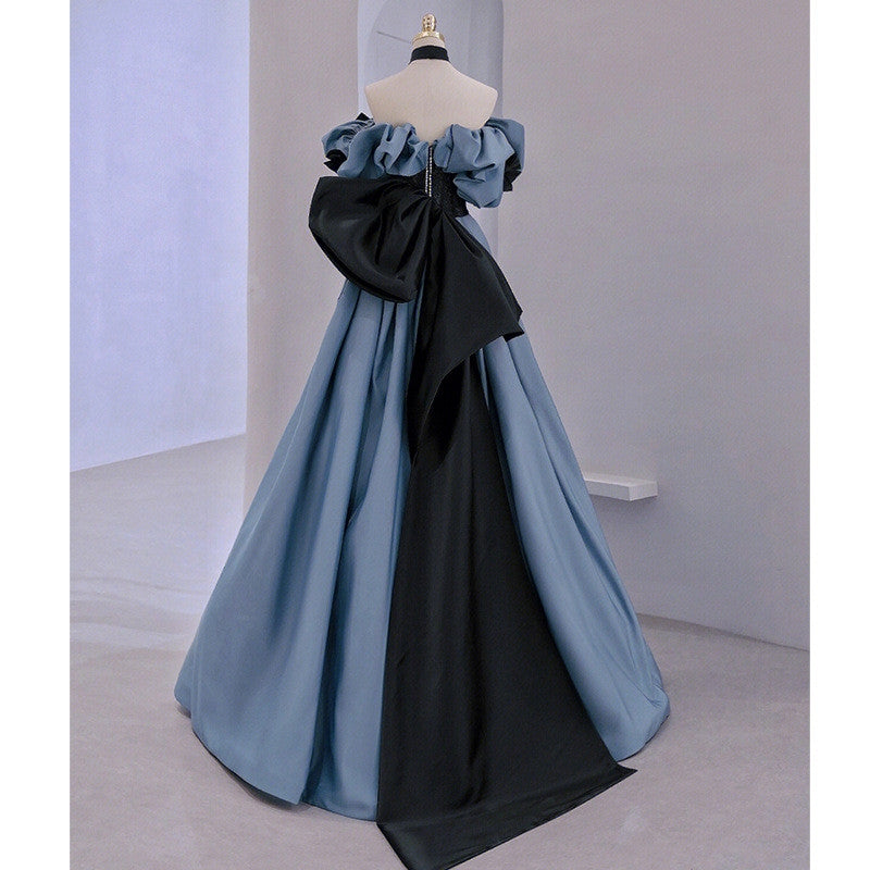 Robes de bal sans bretelles en satin bleu et dentelle noire coupe trapèze