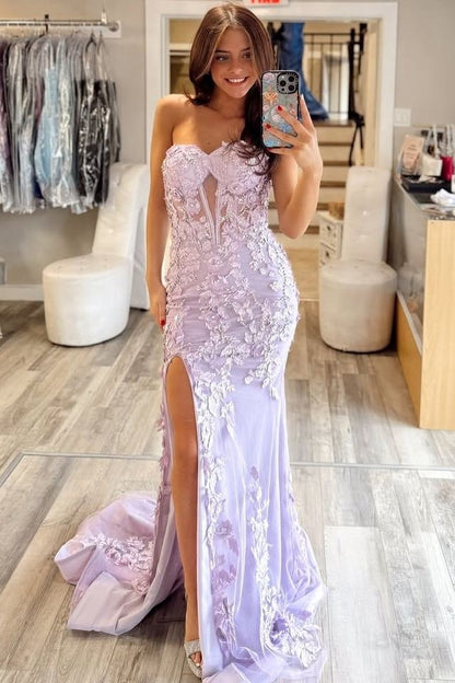 Robe de bal longue sirène bustier en dentelle lilas avec applications.