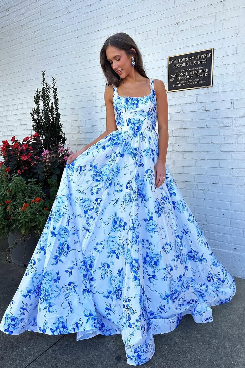 Robe longue de bal en satin imprimé floral bleu à encolure carrée et coupe trapèze