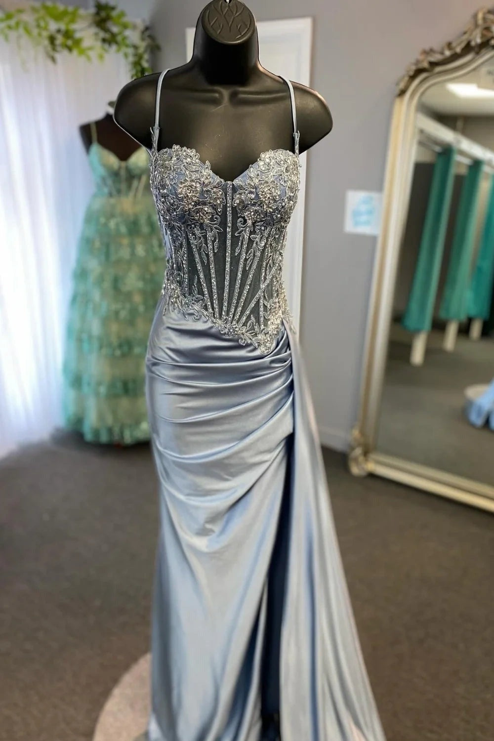 Superbes robes de bal sirène en satin pailleté à fines bretelles