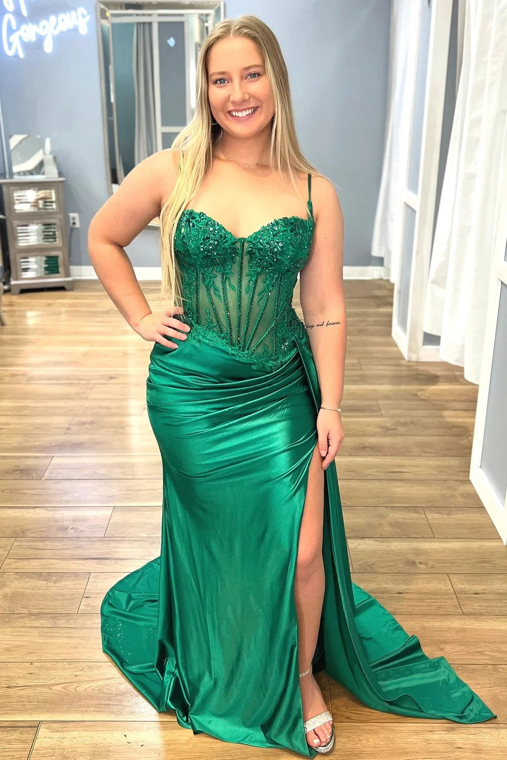 Superbes robes de bal sirène en satin pailleté à fines bretelles