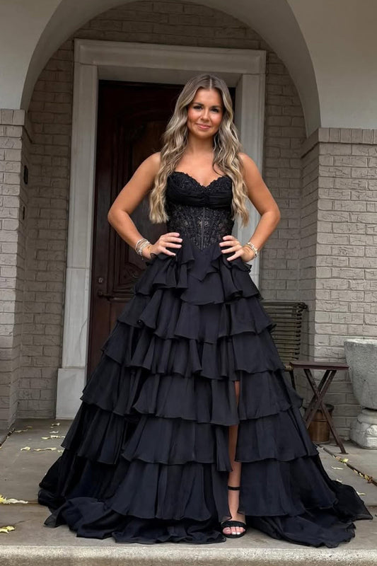 Robes de bal longues en mousseline noire avec encolure cœur et volants