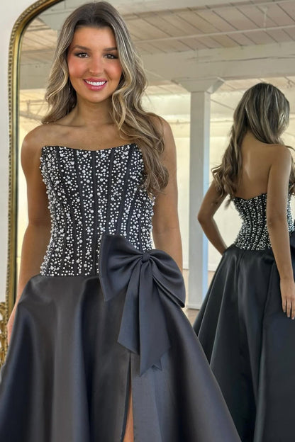 Une longue robe de bal bustier en satin noir coupe trapèze