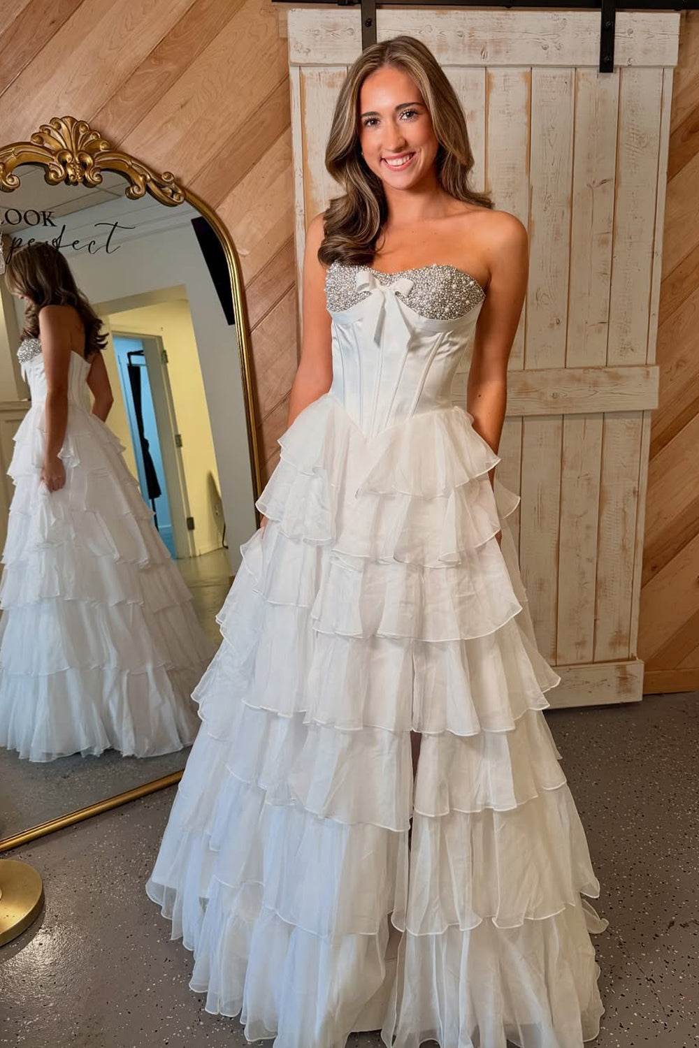Robes de bal en mousseline de soie à plusieurs niveaux blanches coupe trapèze et bustier cœur