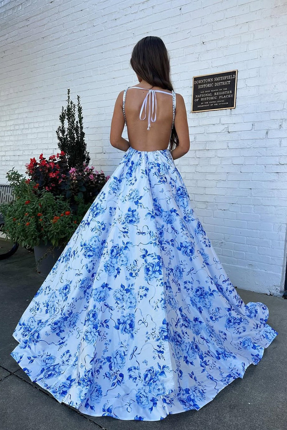 Robe longue de bal en satin imprimé floral bleu à encolure carrée et coupe trapèze