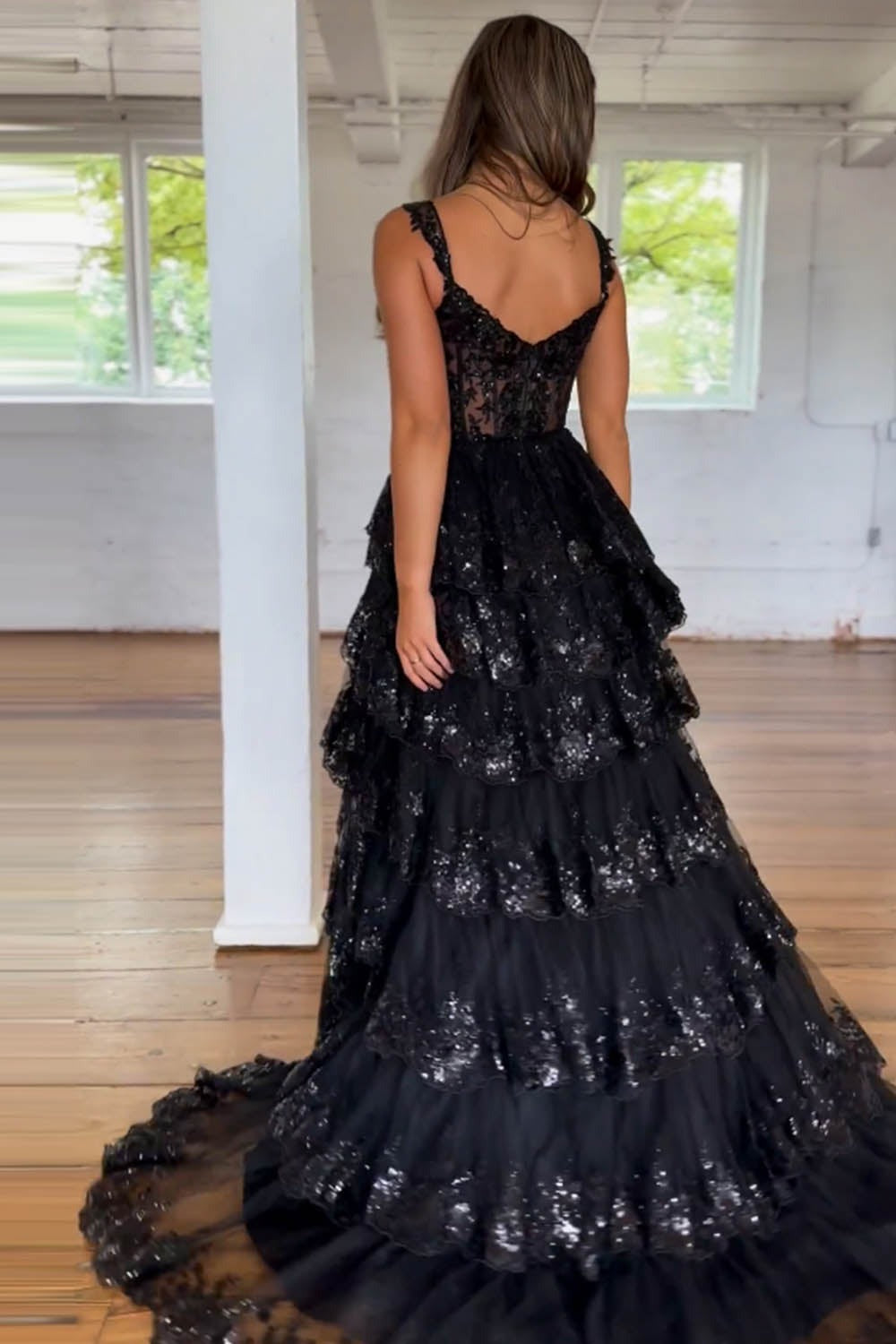 Robes de bal longues en dentelle à plusieurs niveaux, coupe trapèze et épaules dénudées