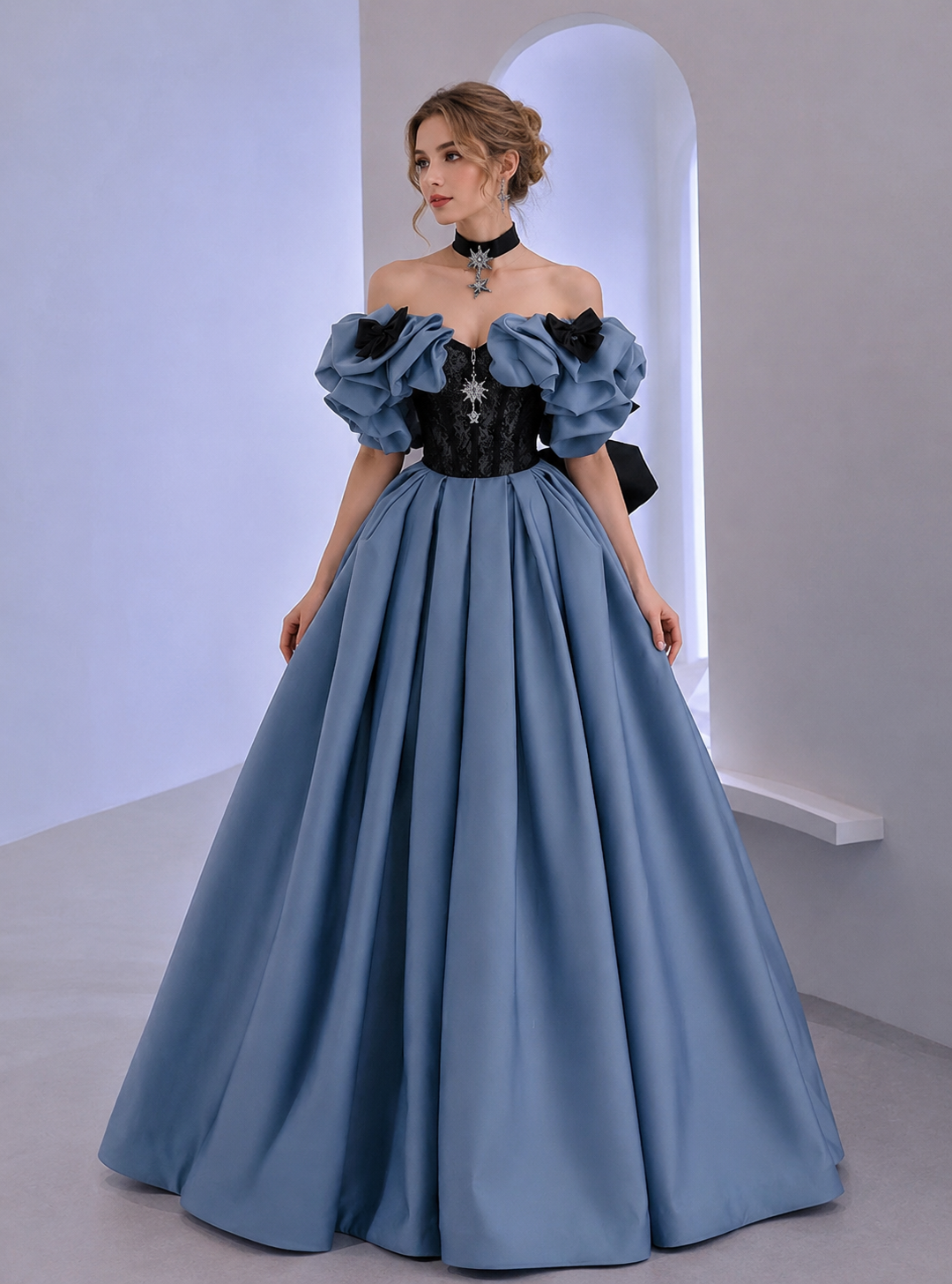 Robes de bal sans bretelles en satin bleu et dentelle noire coupe trapèze