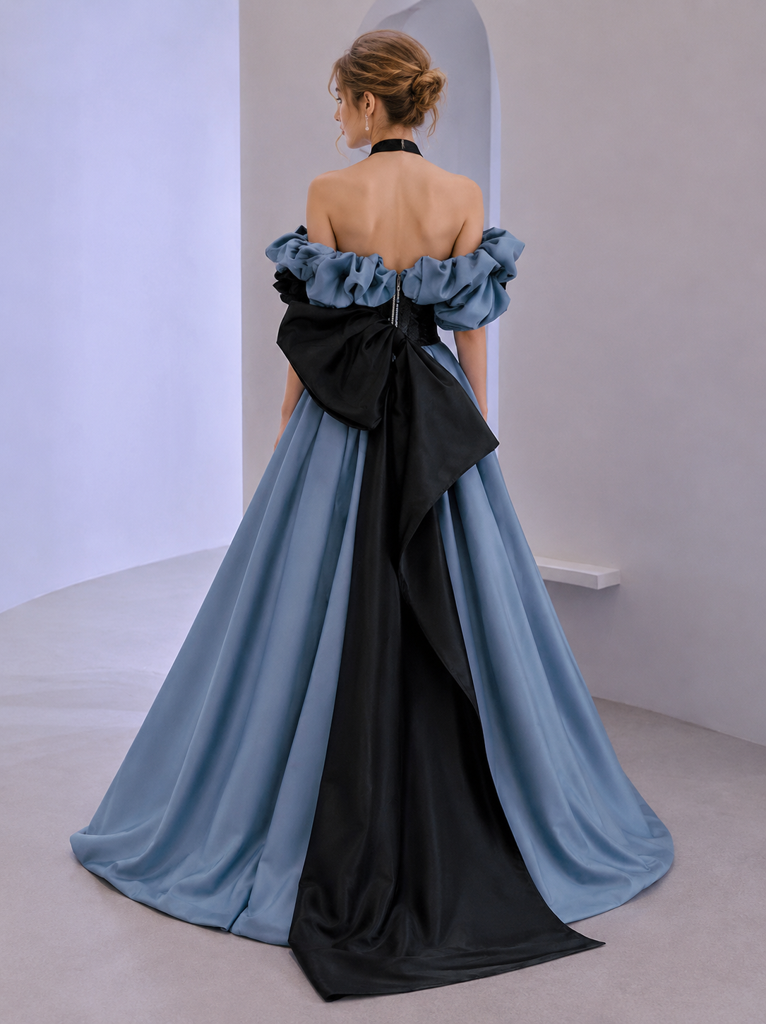 Robes de bal sans bretelles en satin bleu et dentelle noire coupe trapèze