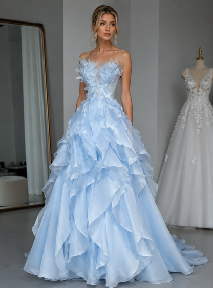 Robe de bal en tulle bleu avec décolleté illusion et appliqués
