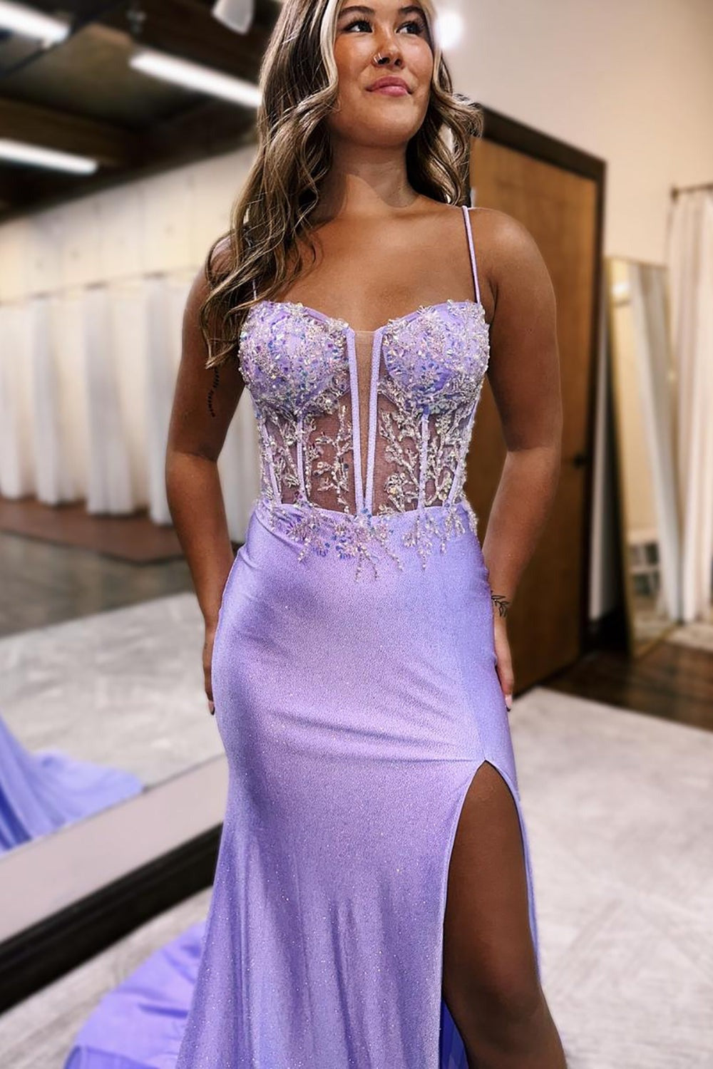 Robe de bal sirène lilas à fines bretelles et traîne.