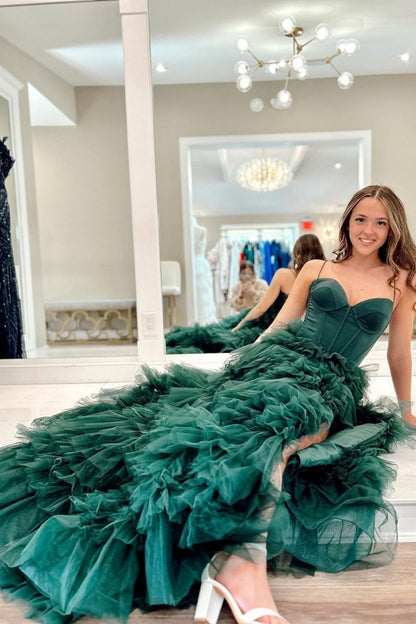 Robe de bal longue en tulle vert foncé, coupe trapèze et bretelles fines