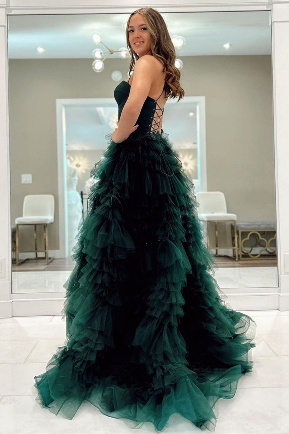 Robe de bal longue en tulle vert foncé, coupe trapèze et bretelles fines
