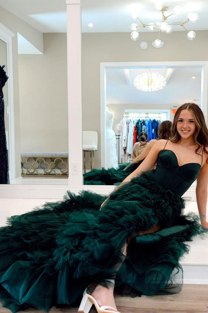 Robe de bal longue en tulle vert foncé, coupe trapèze et bretelles fines