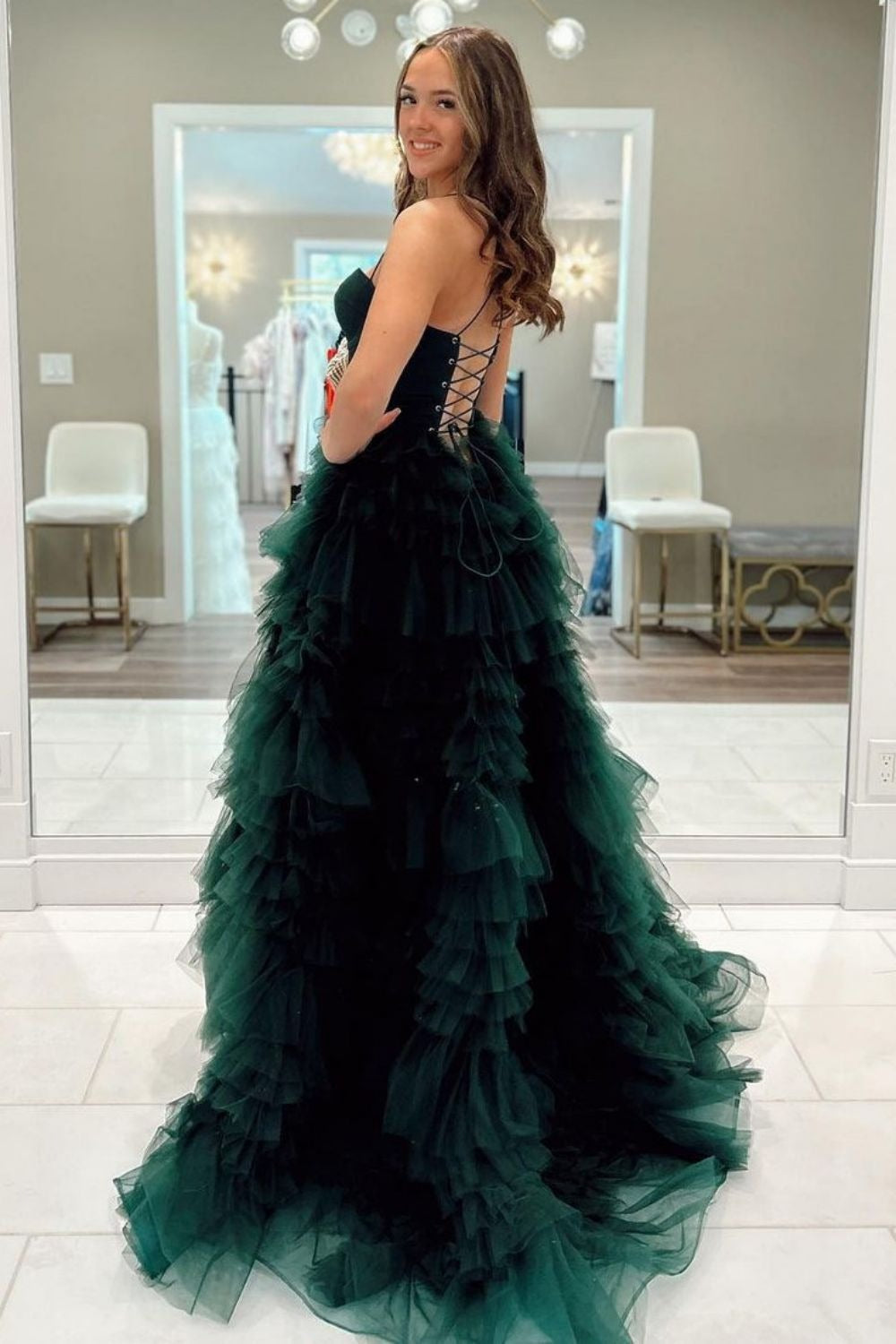 Robe de bal longue en tulle vert foncé, coupe trapèze et bretelles fines