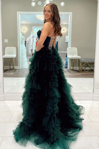 Robe de bal longue en tulle vert foncé, coupe trapèze et bretelles fines