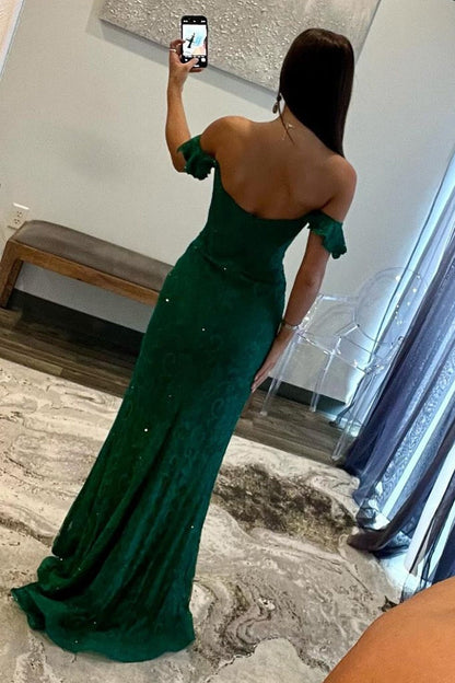 Robe de bal sirène vert foncé à sequins, épaules dénudées et traîne.