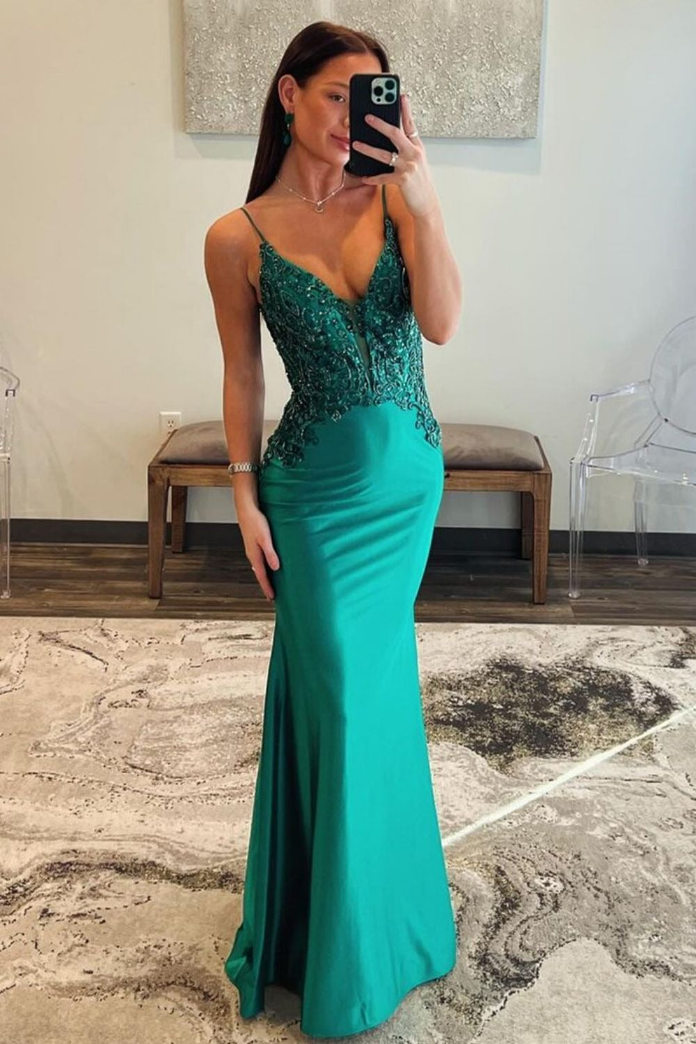 Robe de bal sirène en satin vert foncé à fines bretelles et dos ouvert